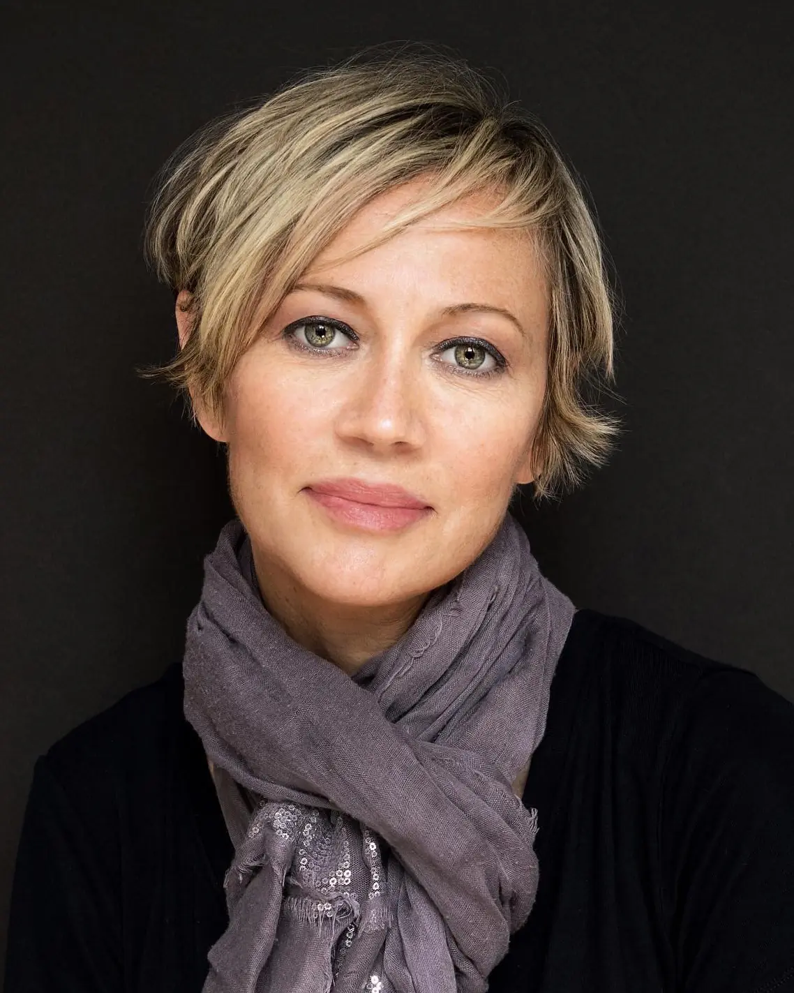 Blond woman wearing a gray scarf
